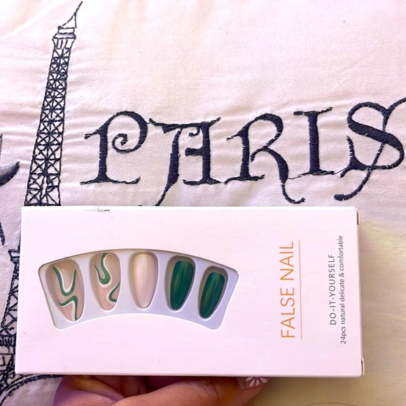 False nail 24pc natural delicate & comfortable - Picture 1 of 3